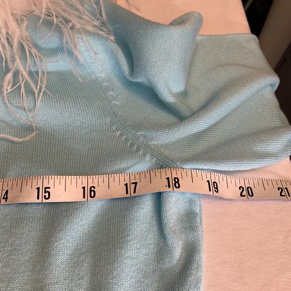 Gorgeous Christmas sweater with feathery collar - Picture 8 of 11